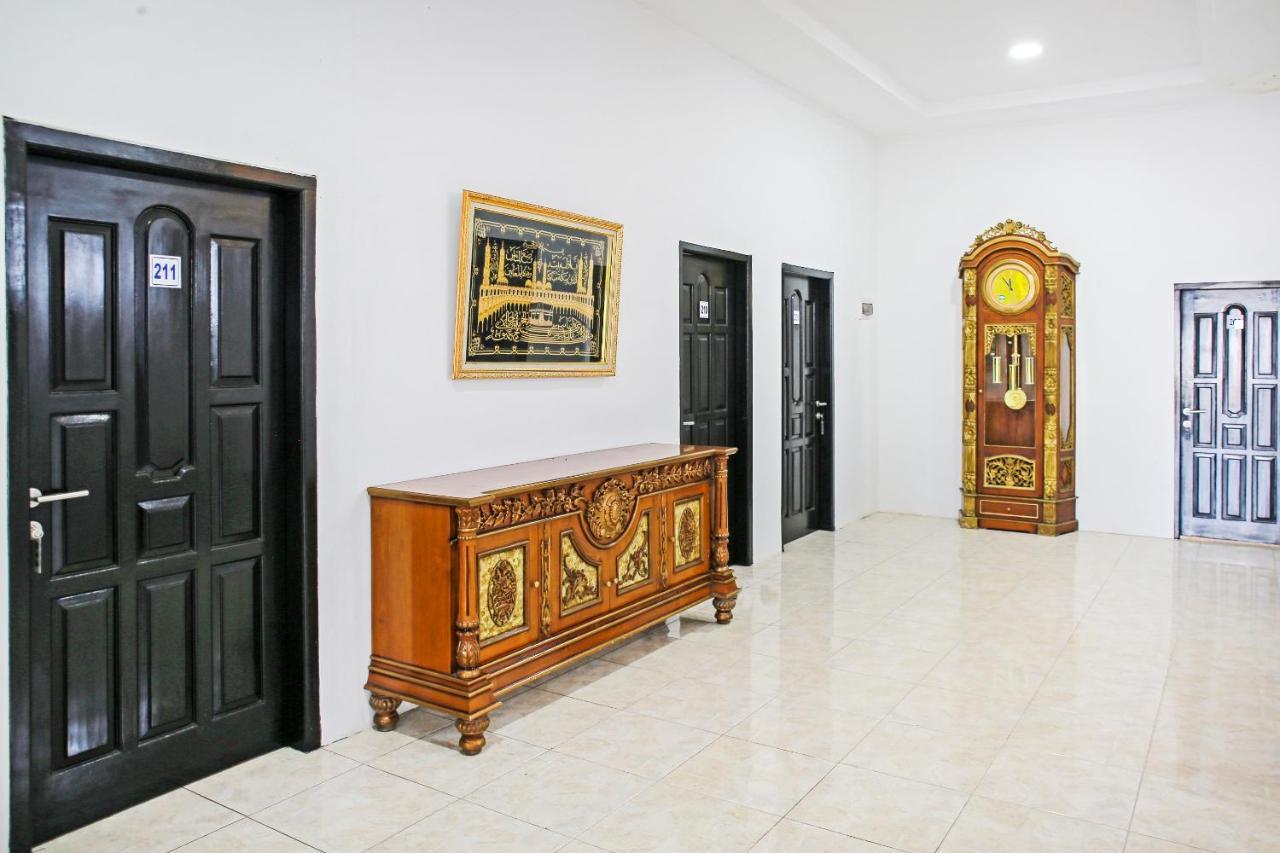 Oyo 90221 Makarim Guest House Syariah Pangkalanbuun Exterior foto
