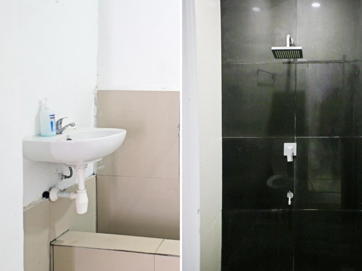 Oyo 90221 Makarim Guest House Syariah Pangkalanbuun Exterior foto